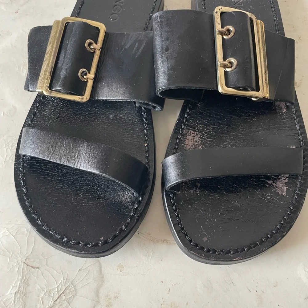 💥FINAL MARKDOWN💥⭐️Black Leather Sandals with Gold Buckles - Picture 3 of 3